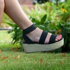 CLEANOUT SALE LAST DAY⭐️Steve Madden Platform Sandals